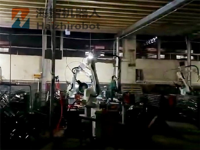 机械手臂焊接自动化生产车间案例！(图1)